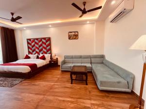 ein Wohnzimmer mit einem Bett und einem Sofa in der Unterkunft Sambha Lodge in Kota