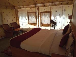 um quarto com uma cama grande num quarto em The golden city jaisalmer em Jaisalmer