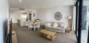 sala de estar con sofá y mesa en Oracle resort apartment, en Gold Coast