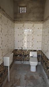 uma casa de banho com um WC e um lavatório em The golden city jaisalmer em Jaisalmer