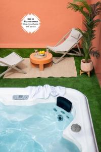 Un modelo de una bañera con una mesa y una silla. en Suites Maestranza Santas Patronas - Penthouse with jacuzzi and parking, en Sevilla