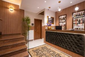 un bar dans un hôtel avec des escaliers et un hall dans l'établissement FLOARA DI MUNTE Forest Luxury Suites, à Metsovo