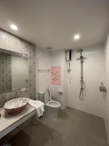 een badkamer met een toilet en een wastafel bij Hawa House Phuket in Phuket