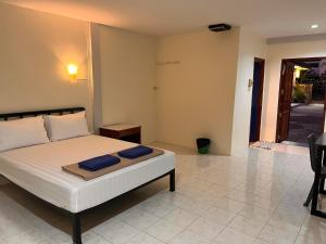 1 dormitorio con 1 cama con 2 almohadas en โรงแรมเมโทร2 Metro2, en Satun