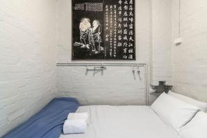 - un lit dans une chambre avec une photo sur le mur dans l'établissement Modern Heritage Home - Stunning Bridge Views, à Sydney