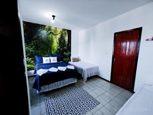 - une chambre avec un lit et une porte rouge dans l'établissement Hotel e Restaurante Rio Mar, à Valença