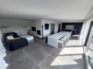 sala de estar con sofá y mesa en The White Villa en Blankenberge