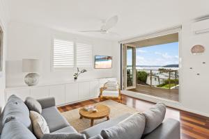 Een zitgedeelte bij Executive 3-Bed Apartment with Harbour Views