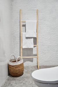 een badkamer met een handdoekenrek, een toilet en een mand bij 26# 2 bed Parq Ubud in Ubud