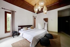 een slaapkamer met een groot bed en een groot raam bij 26# 2 bed Parq Ubud in Ubud