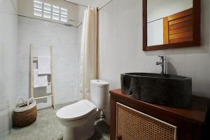 een badkamer met een wastafel en een toilet bij 26# 2 bed Parq Ubud in Ubud