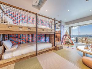 1 dormitorio con literas y zona de juegos en Kamenoi Hotel Tsukubasan en Tsukuba