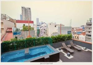 Balkón nebo terasa v ubytování Hotel Bencoolen at Hong Kong Street