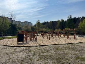 um parque infantil vazio com equipamento de madeira num parque em Witawa 2024 em Gdynia