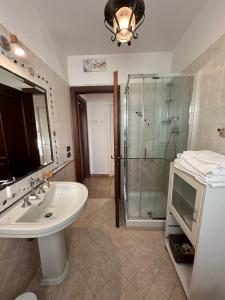 een badkamer met een wastafel en een douche bij CASA GIULIA in Pescara