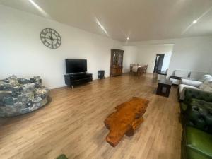 Un televizor și/sau centru de divertisment la North London A spacious 7 bedroom house accommodating up to 18 people complete with own gym and table tennis
