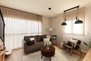sala de estar con sofá y mesa en AirTLV - Arlozorov Apartment's en Tel Aviv