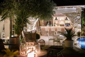 タソスにあるNikoleta Luxury Villaのパティオ(テーブル、椅子付)、バー