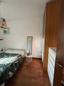 een slaapkamer met een bed, een dressoir en een spiegel bij CASA GIULIA in Pescara