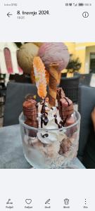 普爾維奇盧卡的住宿－Ema，甜点,包括巧克力和冰淇淋在桌子上