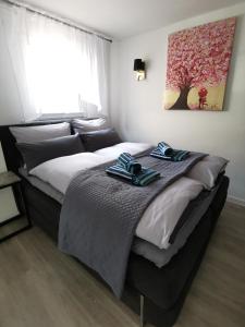 Ένα ή περισσότερα κρεβάτια σε δωμάτιο στο Apartment bei der Palme mit Sauna Möglichkeit