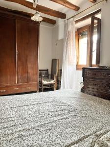 Casa de Turisme Rural Riu Montsant في Bellmunt de Ciurana: غرفة نوم بسرير كبير وخزانة