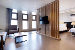 TV a/nebo společenská místnost v ubytování The First Stay Hotel
