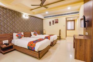 Ένα ή περισσότερα κρεβάτια σε δωμάτιο στο FabExpress Ginger Suites - Nr BHEL LTD