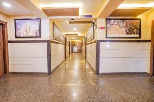 korytarz z białymi drzwiami garażowymi w budynku w obiekcie FabHotel Ginger Suites w mieście Bengaluru