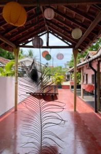 una escultura de una planta en un patio en Romance in Bey, en Arugam Bay