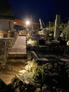 einen Steinweg, der nachts zu einem Haus führt in der Unterkunft Casa Natura 40 in Parghelia