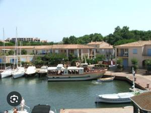 un barco está atracado en un puerto deportivo con otros barcos en T2 au cœur du Golfe de Saint Tropez, en Cogolin