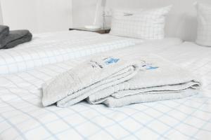 a pile of towels sitting on top of a bed at Luv in Juist
