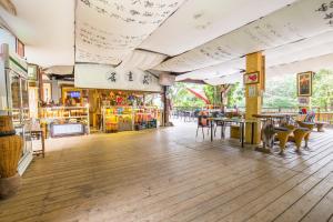 Song Hua Ju B&B في هبينغ: متجر به طاولات وكراسي في مبنى