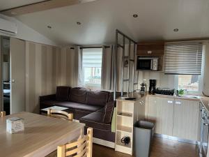 Kuchyň nebo kuchyňský kout v ubytování Mobilhome 6 CA36