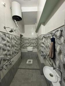een badkamer met een wastafel en een toilet bij Ram Krishna Homestay in Faizābād