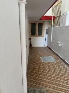 um corredor vazio de um edifício com piso avariado em North Star Home Stay Mysore em Mysore