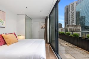 1 dormitorio con cama blanca en el balcón en Superb 1-Bed CBD Pad with Private BBQ Area, en Melbourne