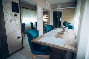 卡尼札的住宿－Villa Marta，一间会议室,配有桌子和蓝色椅子
