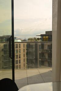 una ventana de un edificio con vistas en Luxury 2 Bedroom Apartment in Old Street, London, en Londres