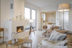 sala de estar con sofá y chimenea en Luxus Spa Penthouse Royal, en Göhren-Lebbin