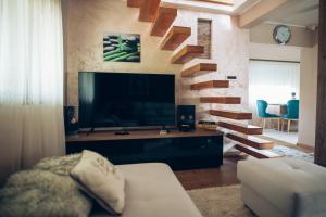 卡尼札的住宿－Villa Marta，客厅配有平面电视和沙发。