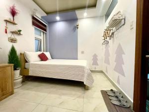 een slaapkamer met een bed in een kamer bij WINTERFEll HOTEL in Da Lat