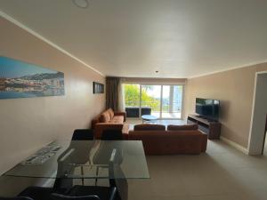 uma sala de estar com um sofá e uma mesa em Seaview Apartments - Karon Beach em Ka Rorn