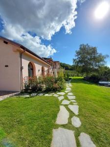 un camino de piedra frente a una casa en Agriturismo Peq Agri-Resort Tovo en Tovo San Giacomo