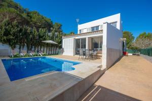 ein Haus mit einem Pool und einer Terrasse in der Unterkunft Domus Genti in Son Serra de Marina