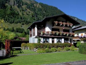 フッシュ・アン・デア・グロックナーシュトラーセにあるHoliday Home in Salzburg near Ski Area with Balconyの花箱付きの建物
