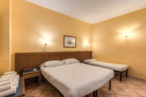 - une chambre à l'hôpital avec 2 lits et 2 serviettes dans l'établissement Hotel Pomezia, à Rome