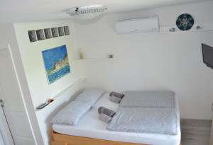 瑟切烏列的住宿－Apartma na vasi，小房间设有长凳和两个枕头
