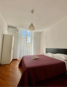 1 dormitorio con 1 cama con manta roja en Casa Giulia La Spezia, en La Spezia